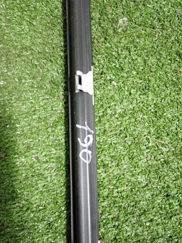 Направляющая стекла двери