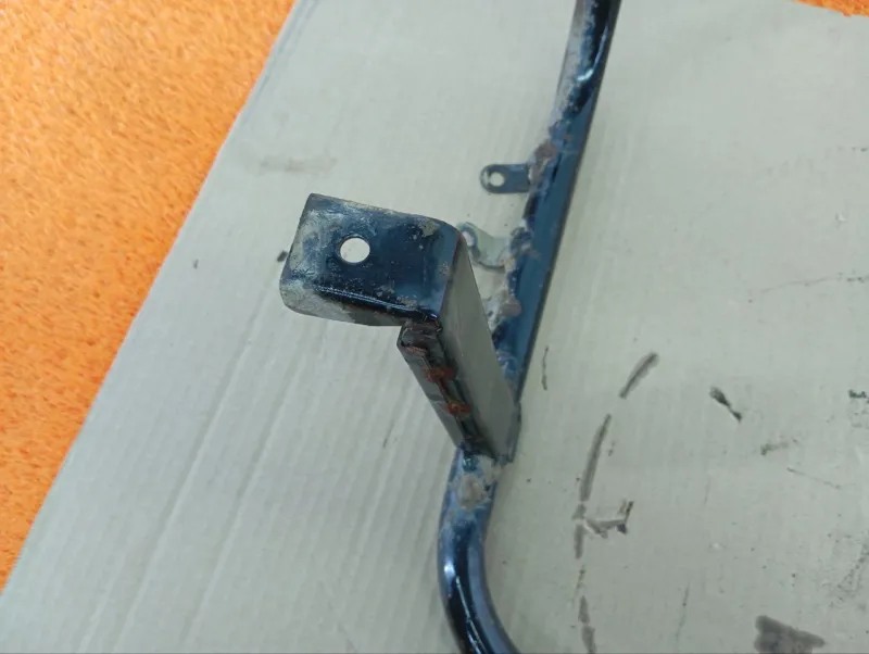 Крепление топливного бака