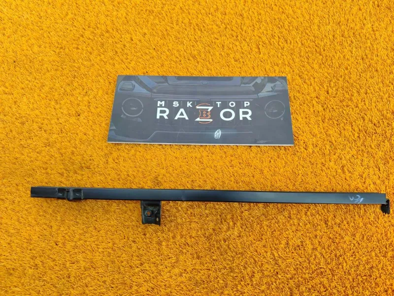 Направляющая стекла двери