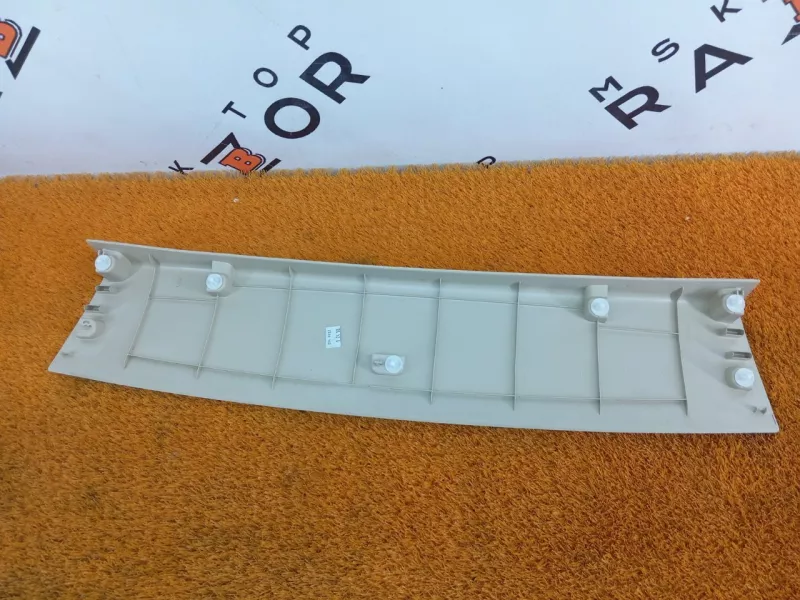 Обшивка двери багажника