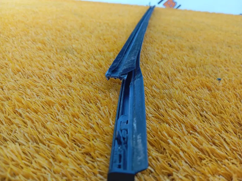 Уплотнитель стекла двери