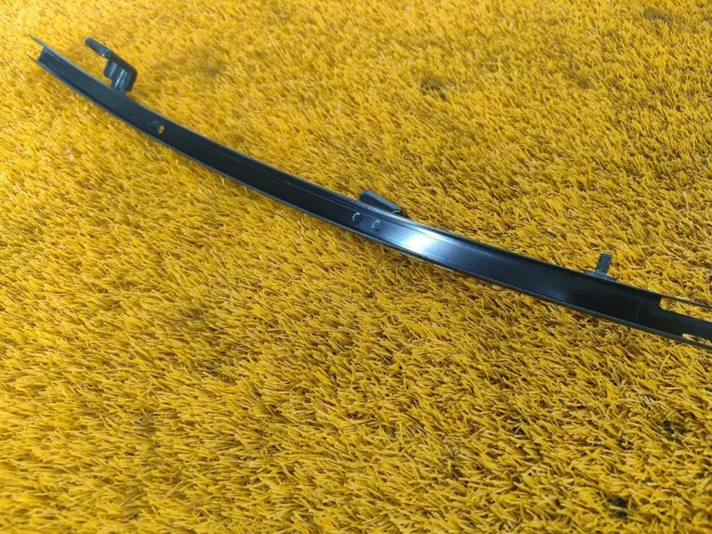 Направляющая стекла двери