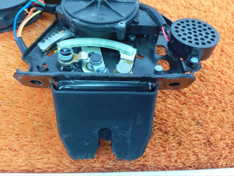 Замок багажника