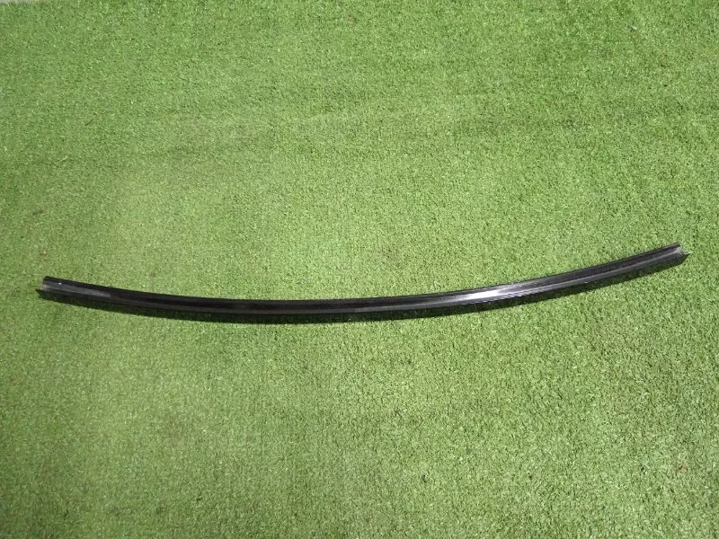 Направляющая стекла двери