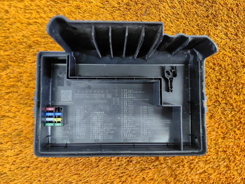 Крышка блока предохранителей