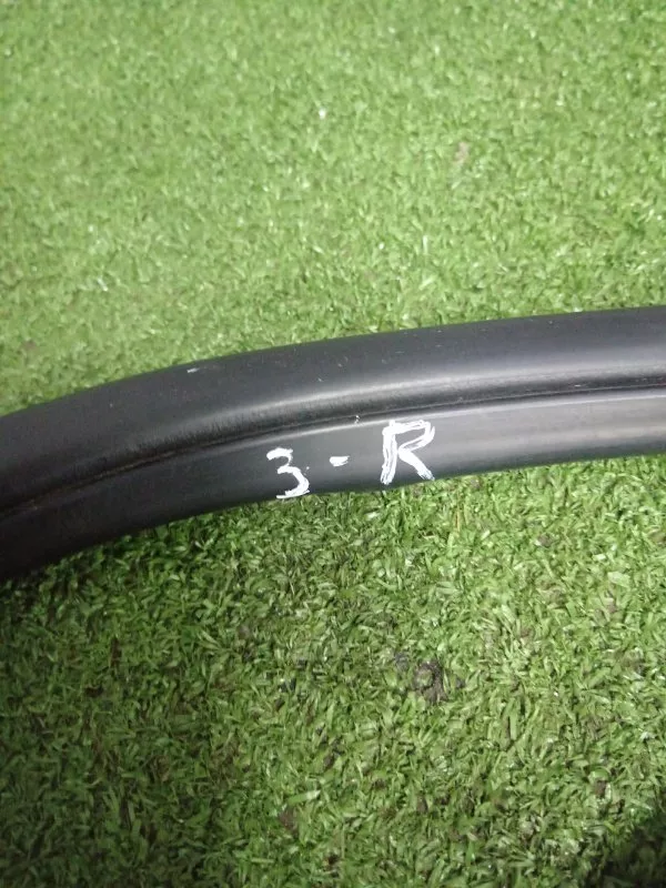 Уплотнитель проема двери