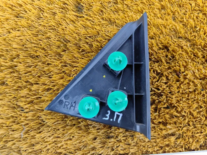 Уголок двери