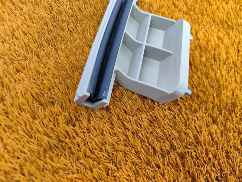 Направляющая стекла двери