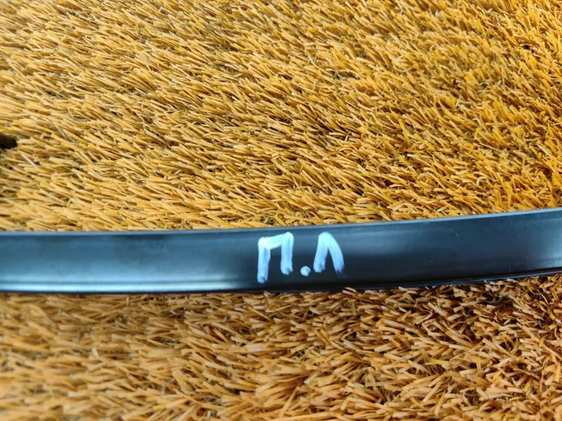 Направляющая стекла двери