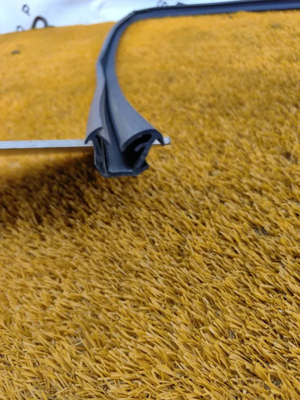 Уплотнитель стекла двери