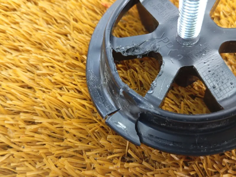 Болт крепления запасного колеса