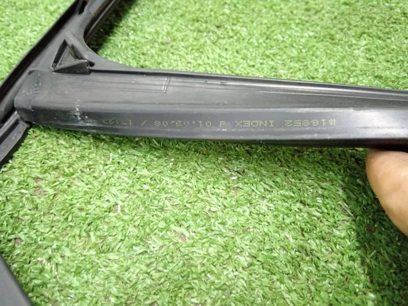 Уплотнитель стекла двери