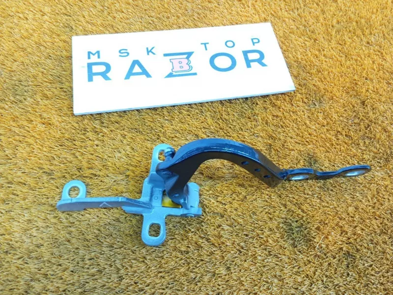 Петля двери багажника