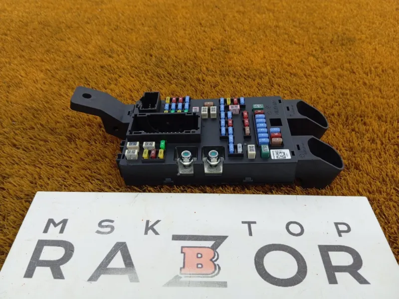 Блок предохранителей салонный