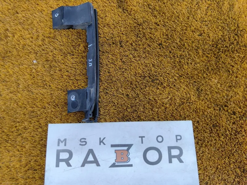 Направляющая стекла двери