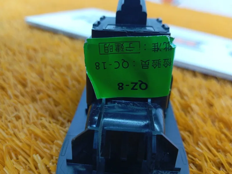 Кнопка стеклоподъемника