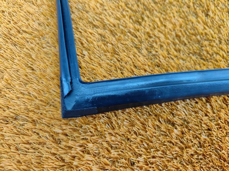 Уплотнитель стекла двери