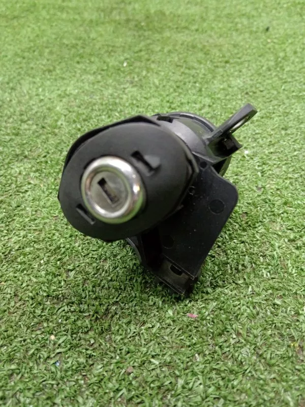 Личинка замка багажника