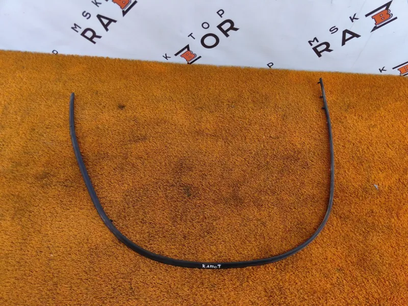 Уплотнитель капота