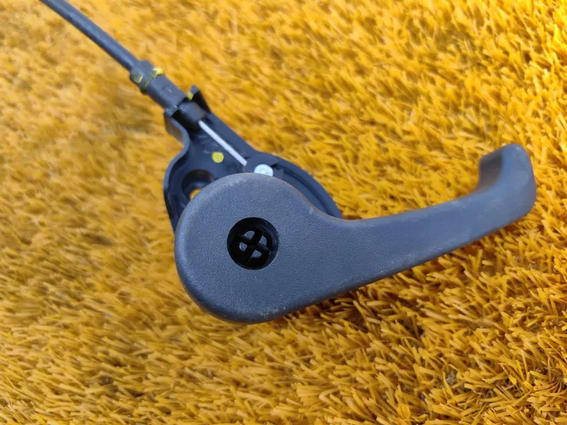 Трос открывания капота