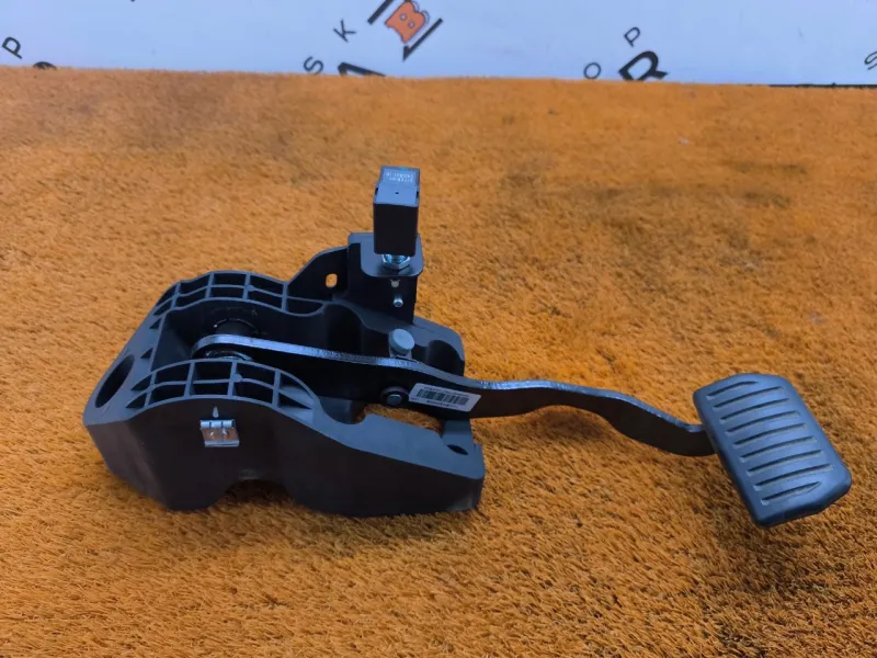 Педаль тормоза