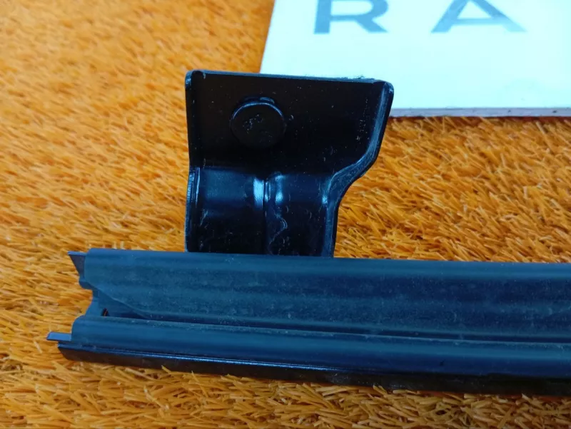 Направляющая стекла двери