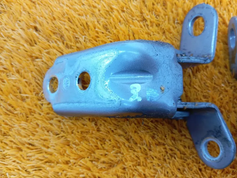 Петля двери