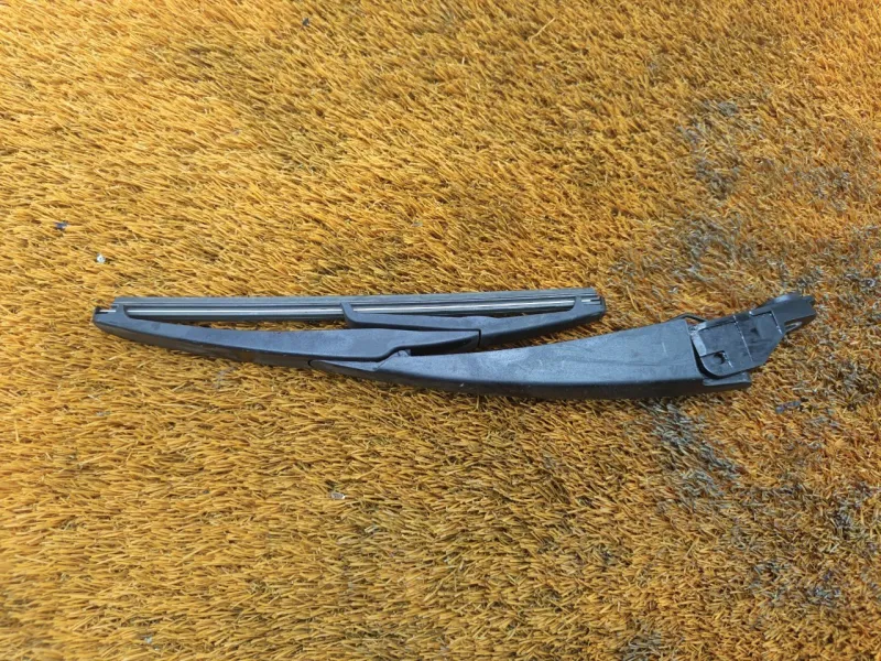 Поводок стеклоочистителя багажника