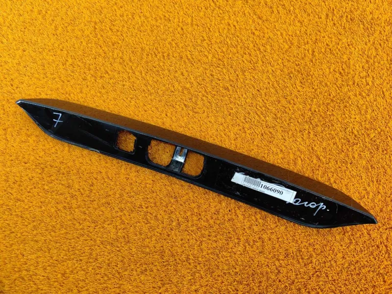 Накладка крышки багажника