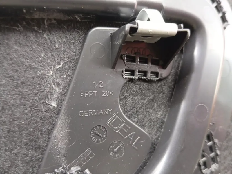 Обшивка крышки багажника