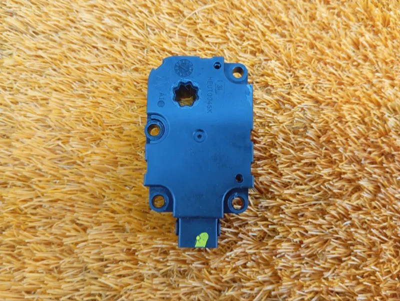 Сервопривод заслонок печки