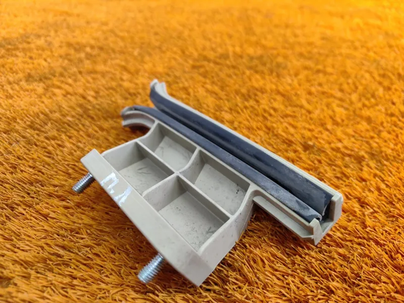 Направляющая стекла двери