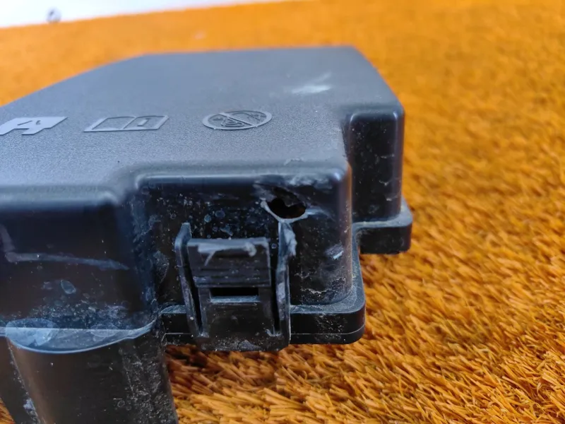 Крышка блока предохранителей