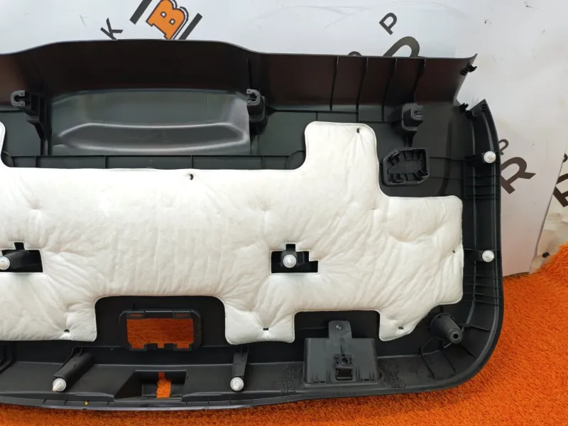 Обшивка крышки багажника