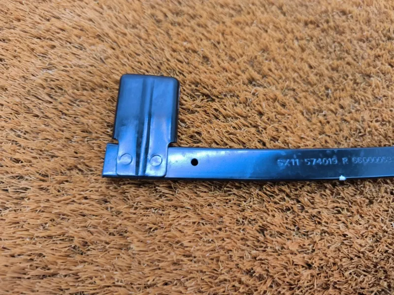 Направляющая стекла двери