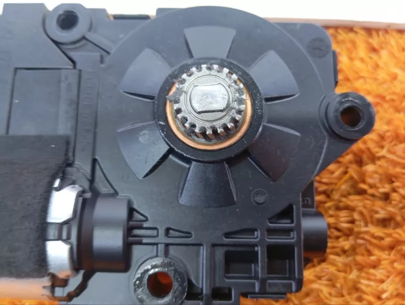 Моторчик люка