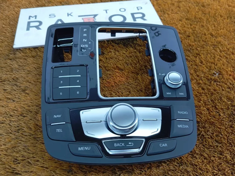 Панель управления в центральной консоли