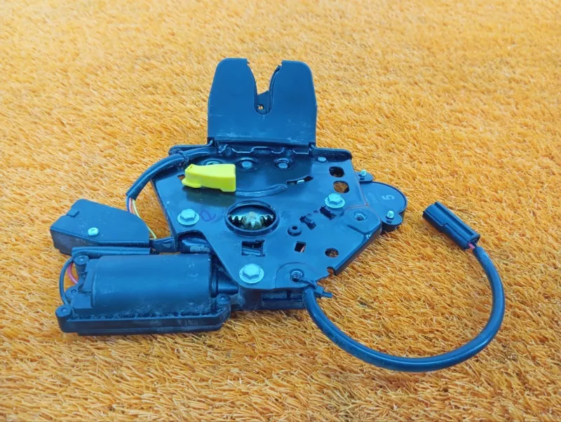 Замок багажника