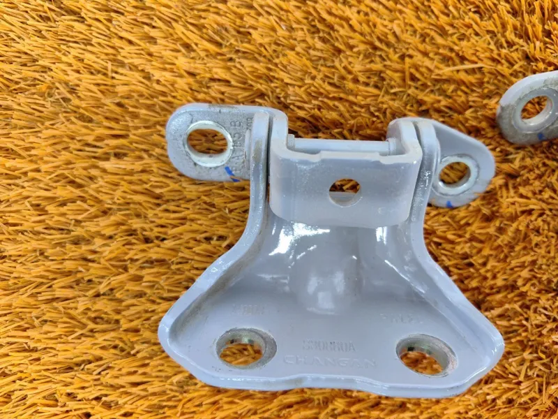 Петля двери