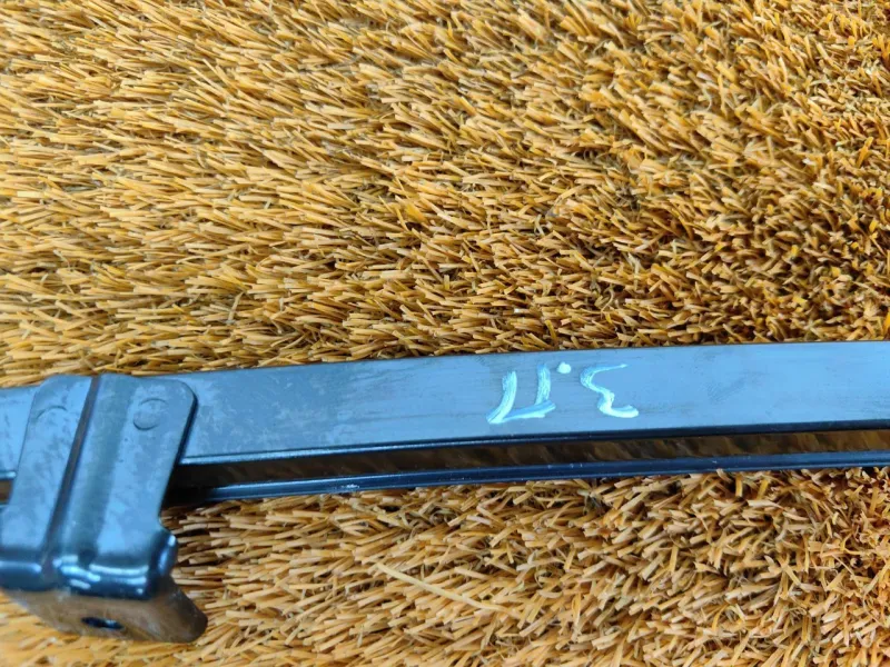 Направляющая стекла двери