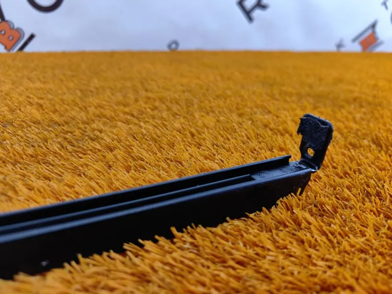 Направляющая стекла двери