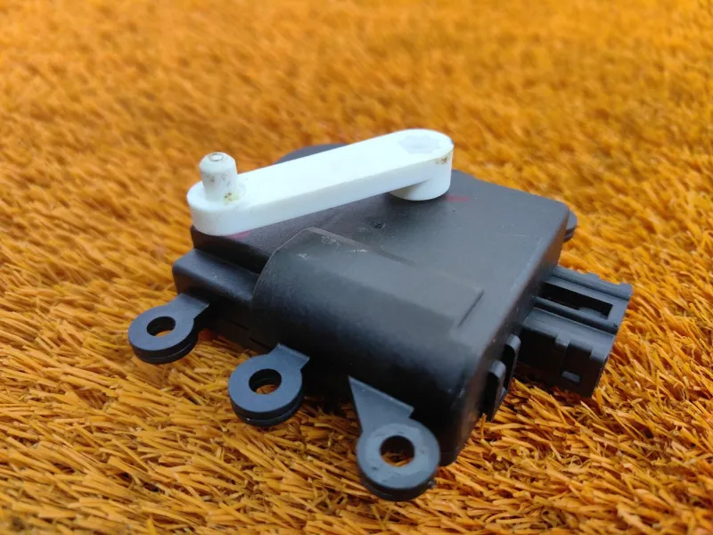 Сервопривод заслонок печки