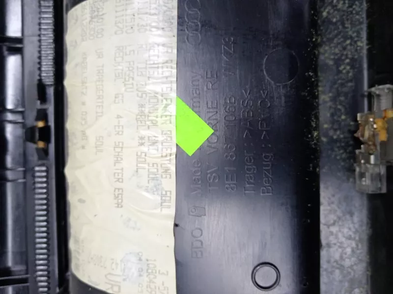 Обшивка двери Audi A4 2005 8E1867106В B6, передняя правая