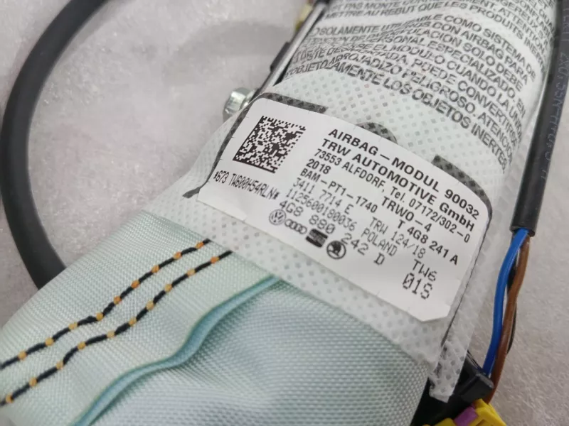 Шторка безопасности Audi A6 2018 4G8880242B C7, правая