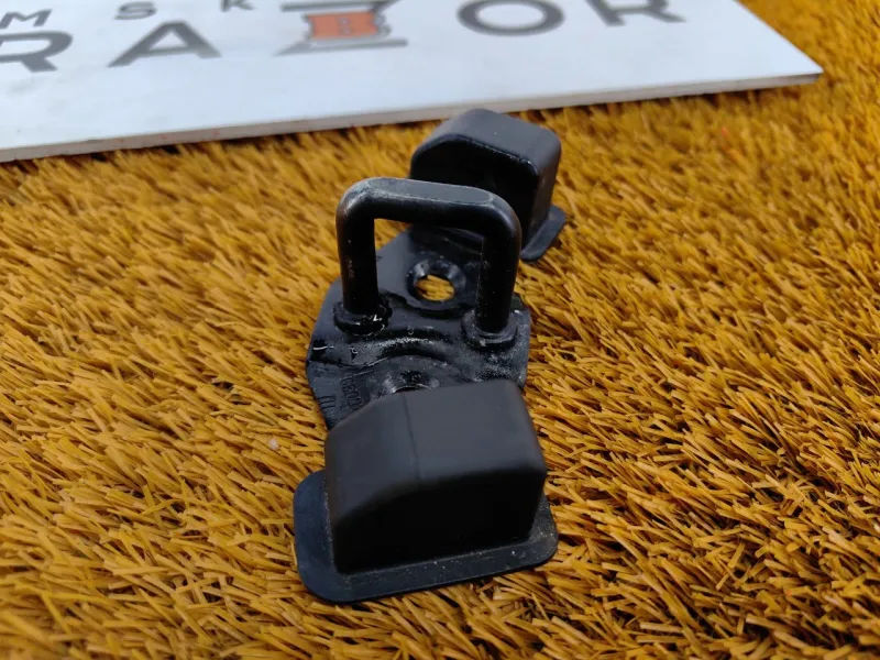 Ответная часть замка багажника