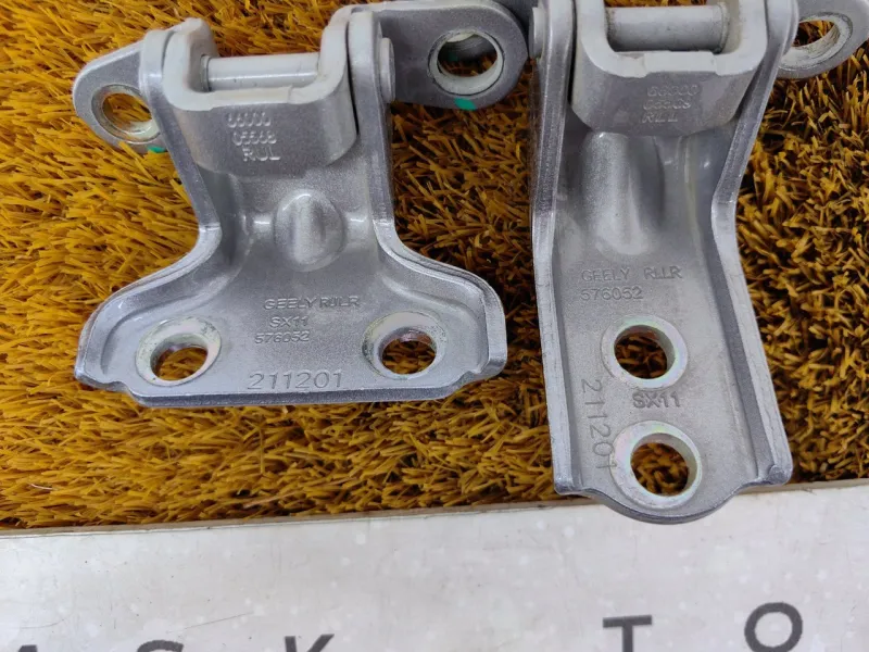 Петля двери