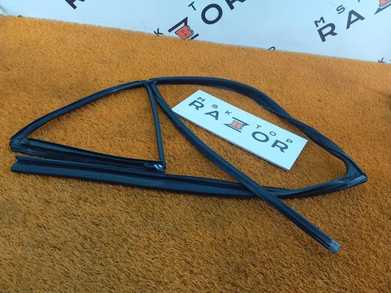 Уплотнитель стекла двери