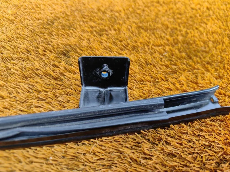 Направляющая стекла двери