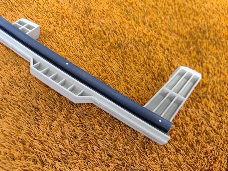 Направляющая стекла двери