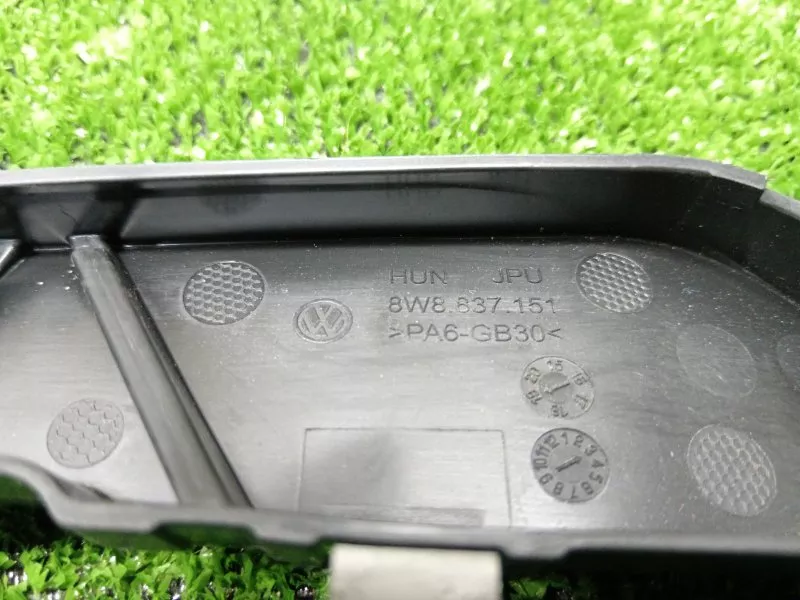 Кронштейн уплотнителя двери